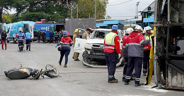 Espectacular simulacro de accidente vehicular en la estación de Garín