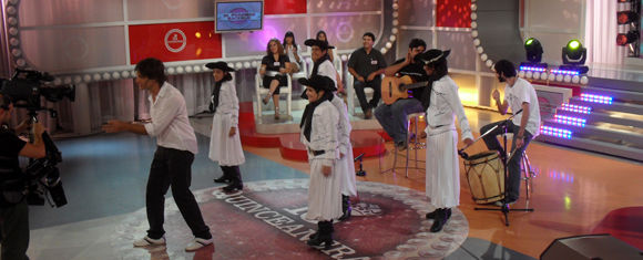 El grupo infantil del ballet Viene Clareando se presentó exitosamente en el programa "Quinceañeras".