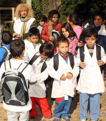 Donan material didáctico y mochilas a alumnos isleños