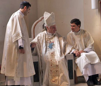 Monseñor Sarlinga ordenó dos diáconos en la cocatedral de Escobar