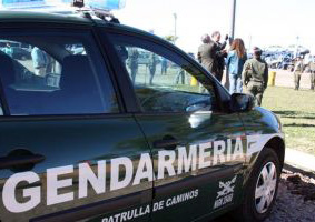 Escuadrones de gendarmes vigilan calles de Escobar