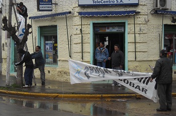 Militantes del PJ limpian de residuos proselitistas a Matheu