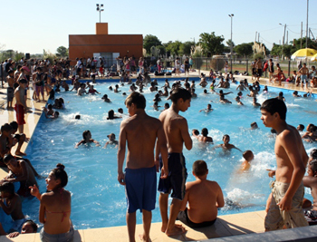 Cientos de chicos inauguraron la temporada de pileta en el polideportivo de Savio