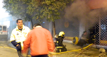 Una densa humareda cubrió el centro de la ciudad por el incendio de un comercio