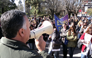 Masiva marcha de docentes por el centro de Escobar