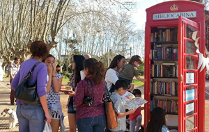 Con gran alegría, los vecinos de Maschwitz inauguraron la bibliocabina de la plaza
