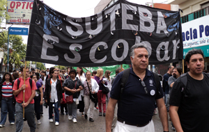 Docentes marcharon por el centro de Escobar con un paquete de reclamos