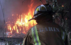 Impresionante incendio en una quinta de Garín donde acopian neumáticos en desuso
