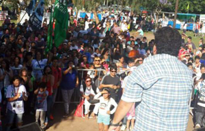 Amar Azul cerró un festival por los inundados en la plaza de la estación de Garín