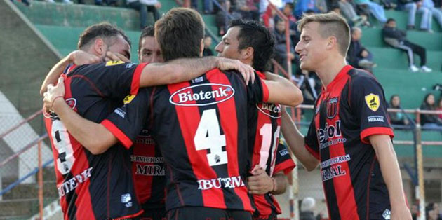 No pudo con el líder: Armenio cayó 1 a 0 en Maschwitz frente a Defensores de Belgrano