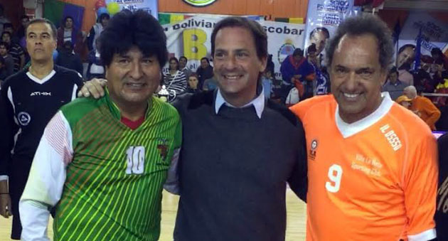 Ariel Sujarchuk, junto a Daniel Scioli y Evo Morales en el amistoso en Villa La Ñata