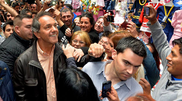 Pensando en el ballottage: Daniel Scioli visitó la Feria de la Colectividad Boliviana