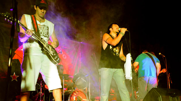 Escobar recordó a Pappo con un festival en la plaza de estación