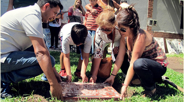 Colocan una baldosa a la memoria de un joven militante desaparecido en 1976