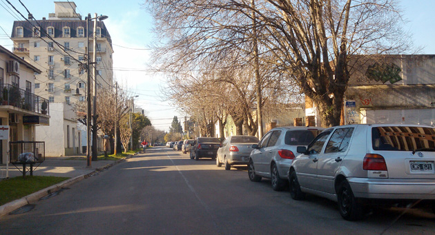 Prohíben el estacionamiento vehicular sobre la calle César Díaz
