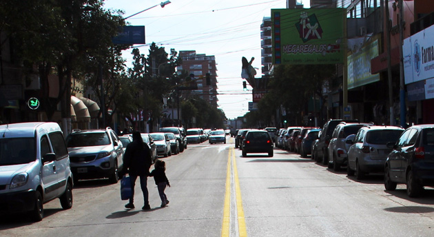 Pintan la doble línea amarilla en las avenidas 25 de Mayo y Tapia de Cruz