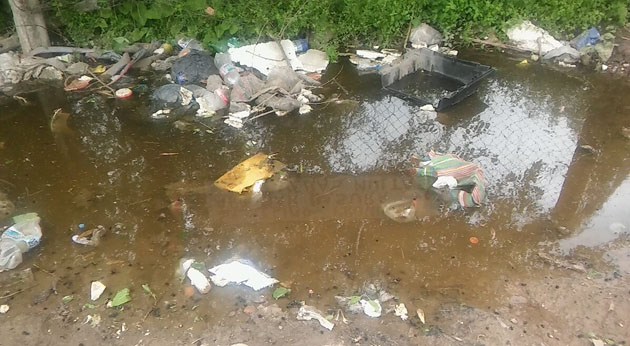 Denuncian que ABSA está arrojando líquidos cloacales a la calle en La Chechela