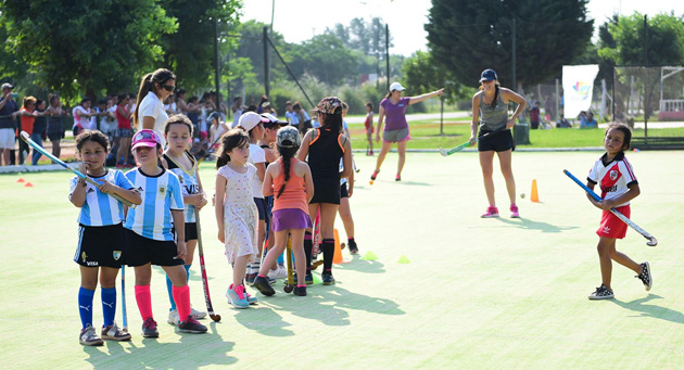Clínica de hockey con dos ex Leonas en el polideportivo municipal de Garín