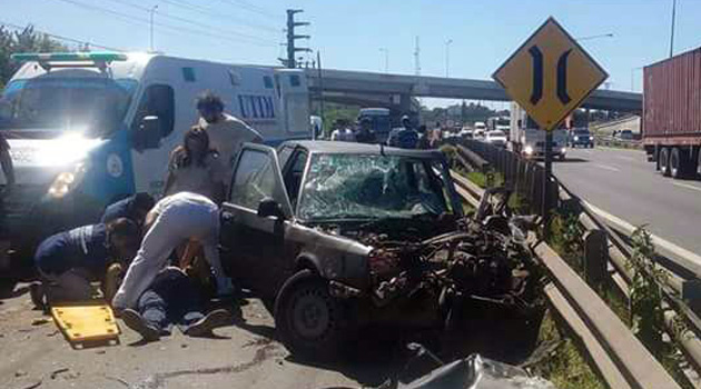 Violento Choque Frontal Entre Un Colectivo Y Un Auto En Colectora Este ...