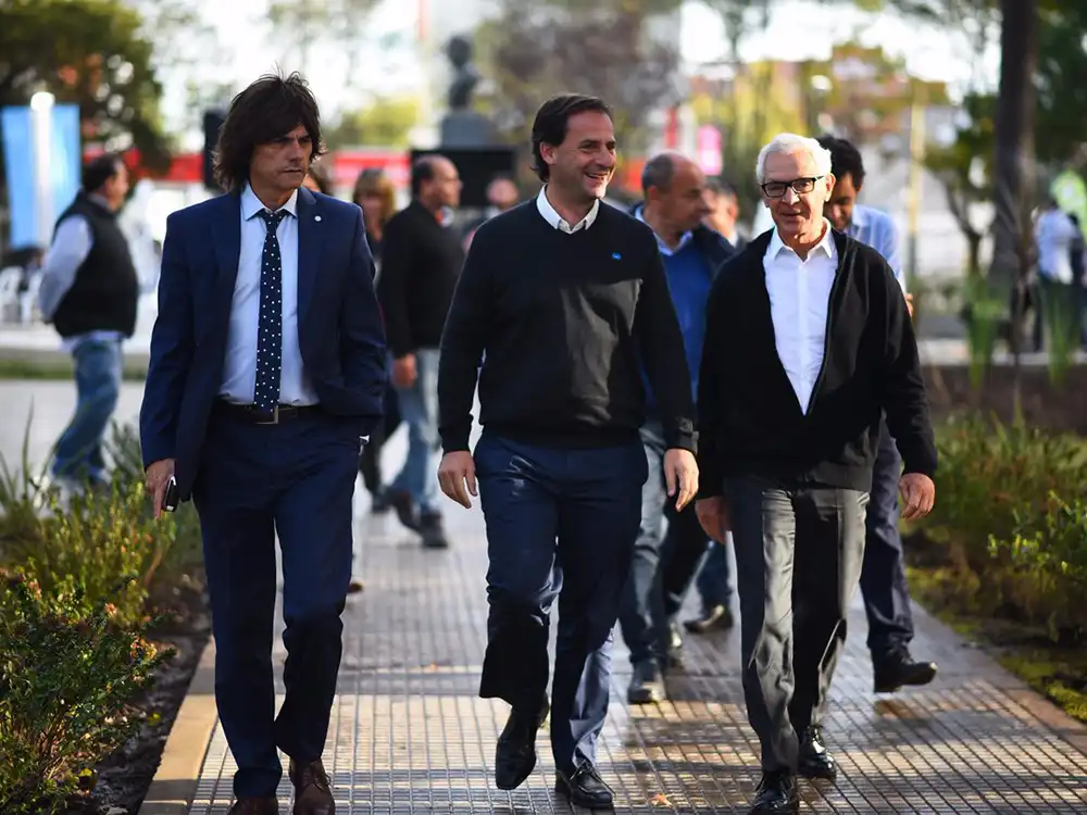 sujarchuk y constantini caminando juntos en la previa a la reinauguracion plaza san martin
