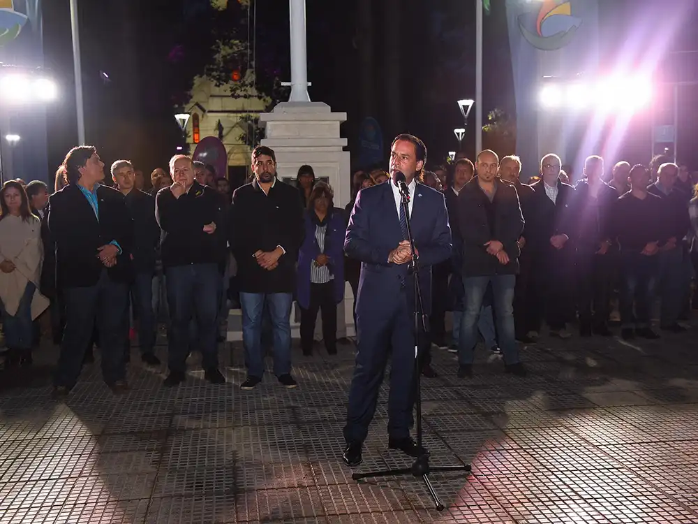 sujarchuk dando un discurso en la reinauguracion plaza san martin