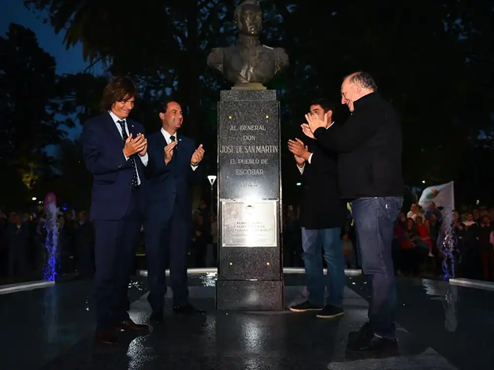 sujarchuk, ramos y ferrari en la reinauguracion plaza san martin