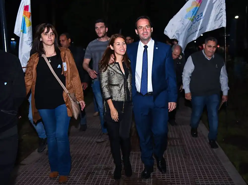 sujarchuk junto a laura ruso en la reinauguracion plaza san martin