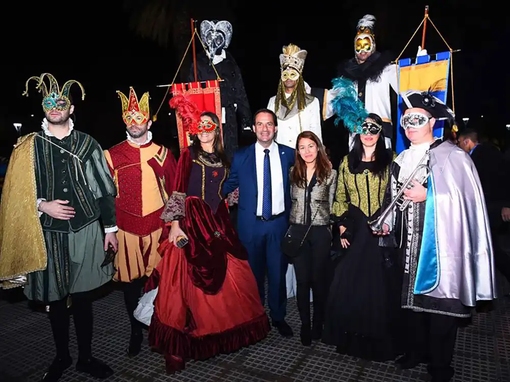 artistas junto a sujarchuk en la reinauguracion plaza san martin