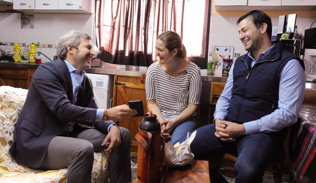 El ministro Frigerio visitó a una vecina de Matheu junto al concejal Leandro Costa