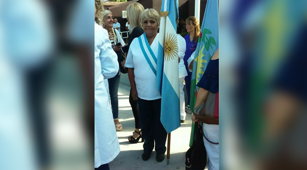 Homenaje a una madre y enfermera jubilada del hospital de Escobar