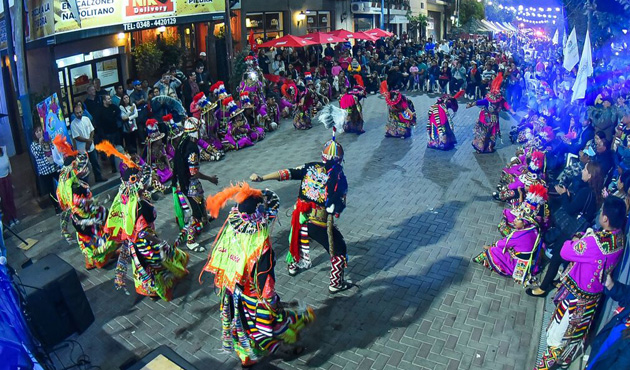 Ritmo, color y sabor en la celebración del Día de la Integración en la peatonal