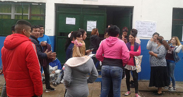 Indignación en Garín: Padres y alumnos tomaron una escuela secundaria de Cabot