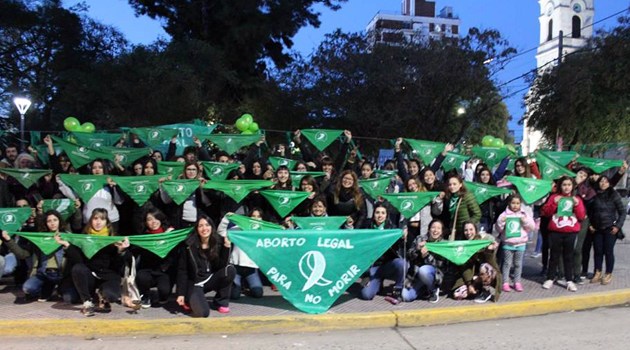Realizaron un “Pañuelazo Popular” por el aborto legal en la plaza de Escobar