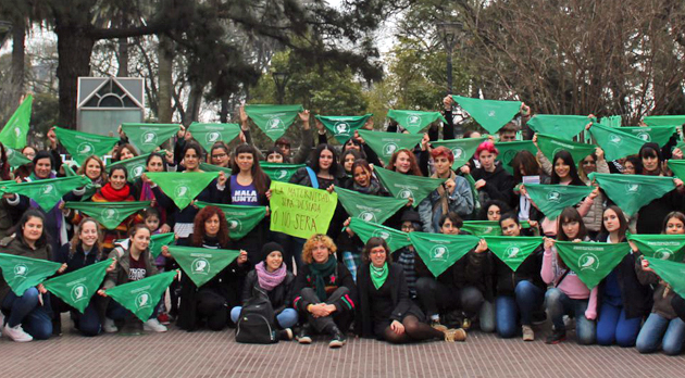 Marea de pañuelos verdes en la plaza de Escobar por la legalización del aborto