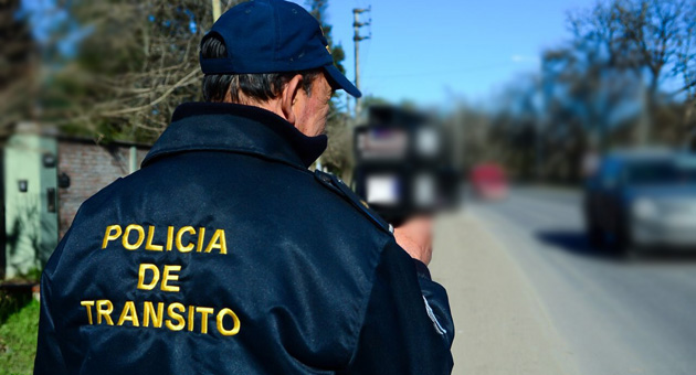 Arrestan a un hombre que se hacía pasar por agente de tránsito y pedía coimas