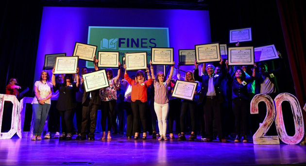 Egresados del plan FINES recibieron sus diplomas en el teatro Seminari