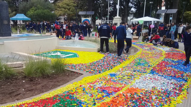 Un corazón de tapitas en la plaza de Escobar para concientizar sobre reciclaje