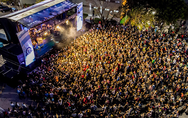 Los Cafres hizo vibrar a Garín a puro reggae con un recital de alto vuelo