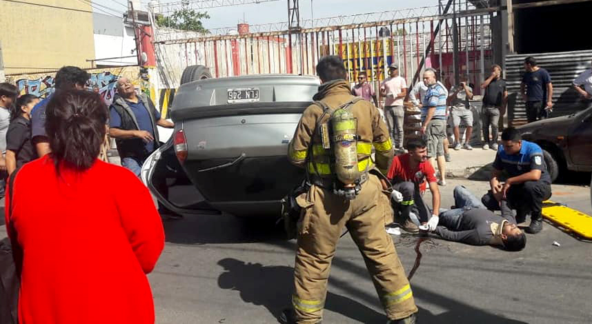 Cinematográfico vuelco de un vehículo en pleno centro comercial de Garín