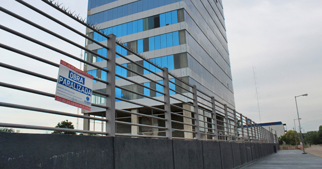 Ascensor de un edificio en construcción cayó cuatro pisos y hubo cinco heridos