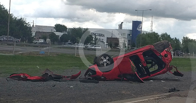 Impactante vuelco: Una mujer perdió el control del auto y salió despedida
