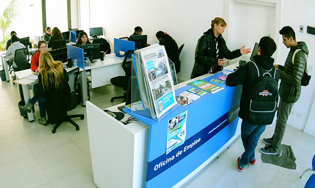 Anuncian un aumento salarial de 50% para todos los trabajadores municipales