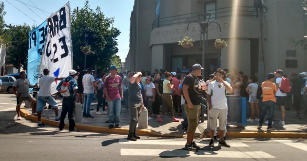 Manifestación de Barrios de Pie en el Palacio Municipal por mercadería y trabajo
