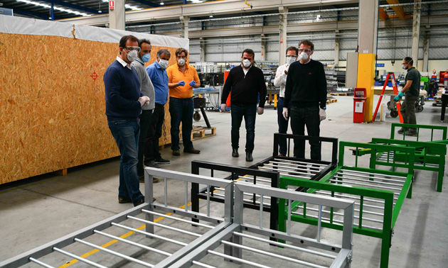Gabriel Katopodis visitó una fábrica de Garín que donó 200 camas hospitalarias