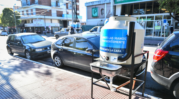 Colocan tanques de agua en la vía pública para que la gente se lave las manos