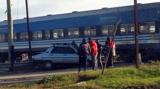 Tren embistió a un auto en un peligroso paso a nivel sin barreras de Garín