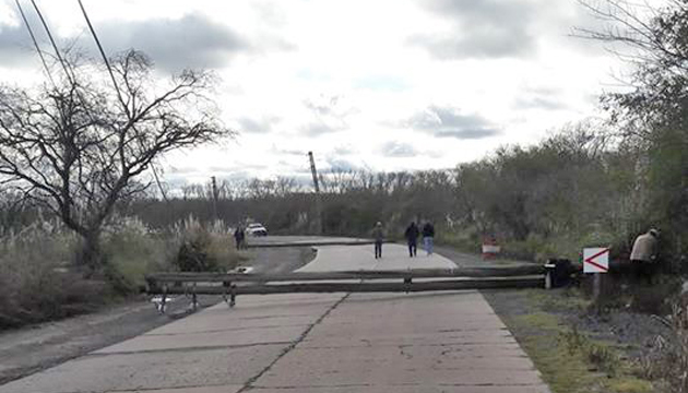 Las fuertes ráfagas de viento voltearon dos postes de luz en el camino al Paraná