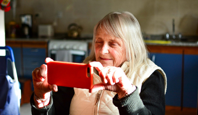 Jóvenes de Escobar enseñan cómo realizar sus trámites online a adultos mayores