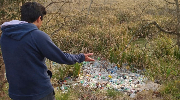 Indignante: Arrojan residuos plásticos y metálicos en un curso del río Luján
