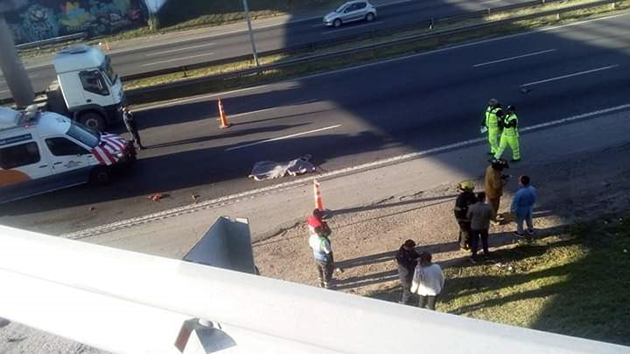 Un hombre se arrojó del puente Septiembre y murió atropellado por un camión